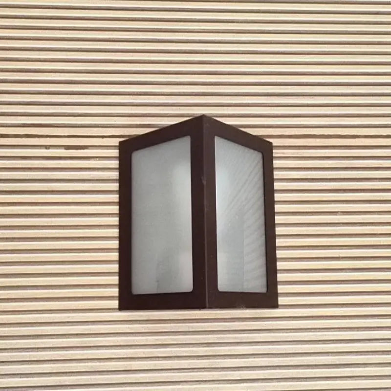 Arandela de Parede Externa Triangular Alumínio e Vidros - Casas Gael
