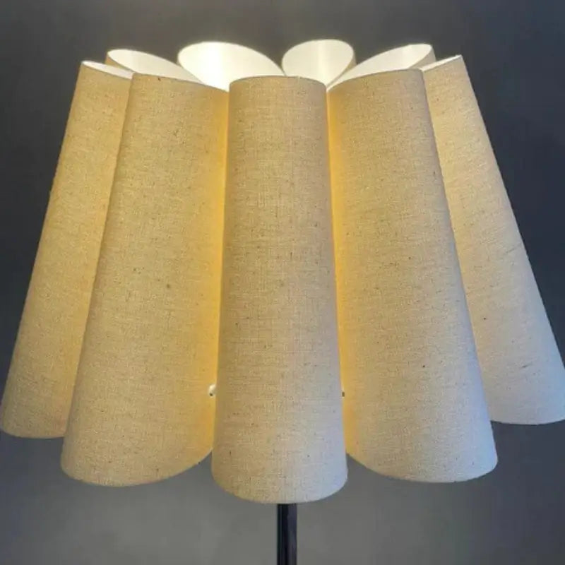 Luminária de Mesa com Cúpula Pétala Tecido e Interruptor - Casas Gael