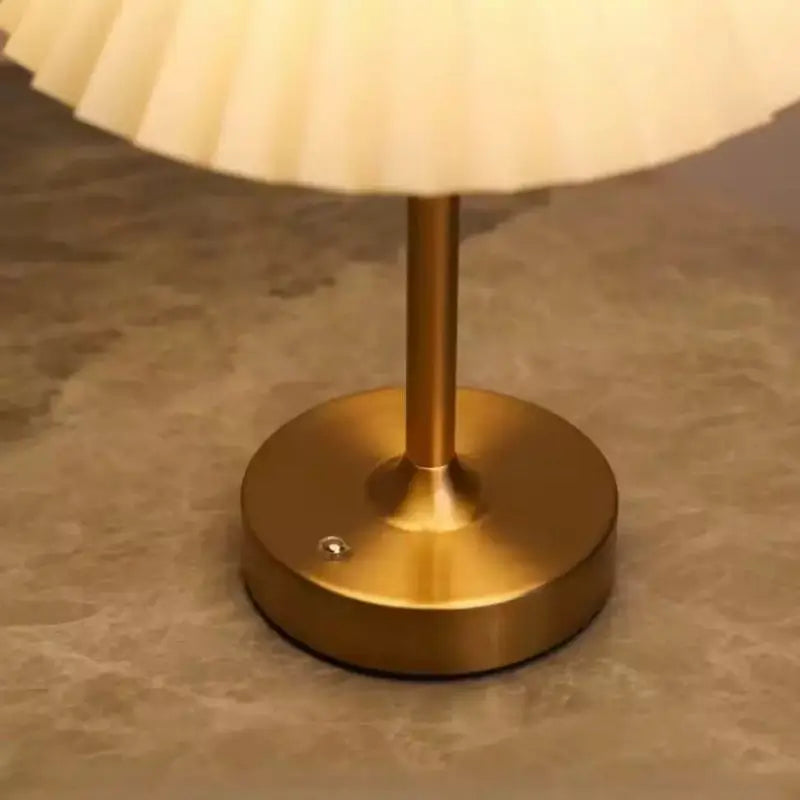 Luminária de Mesa Recarregável Retrô com Cúpula Tecido - Casas Gael 