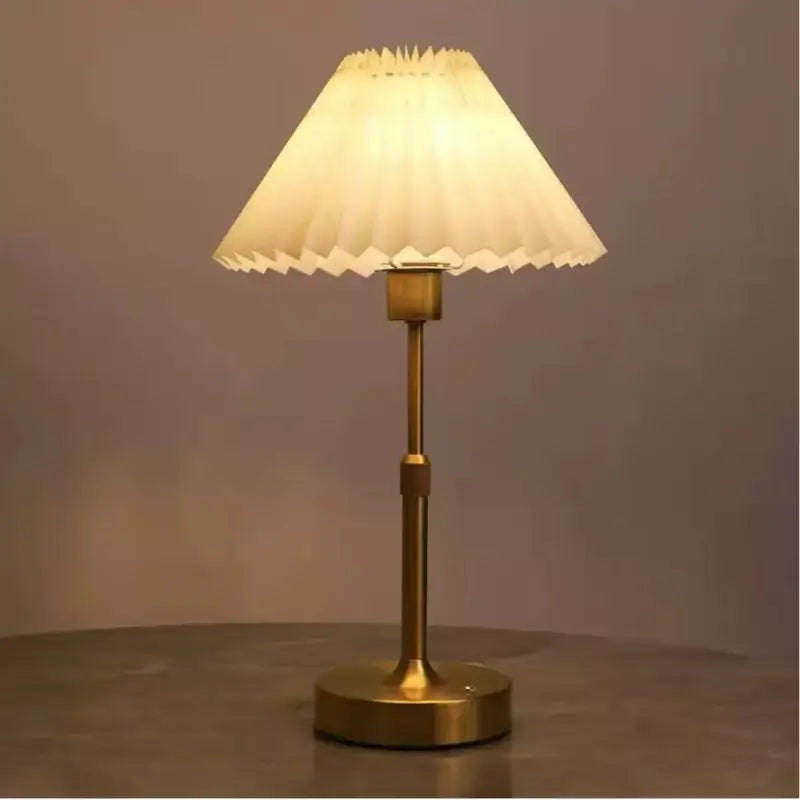 Luminária de Mesa Recarregável Retrô com Cúpula Tecido - Casas Gael 