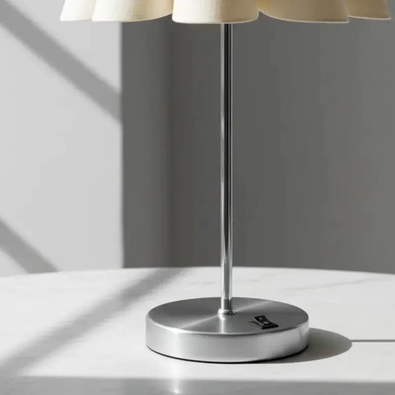 Luminária de Mesa com Cúpula Pétala Tecido e Interruptor - Casas Gael
