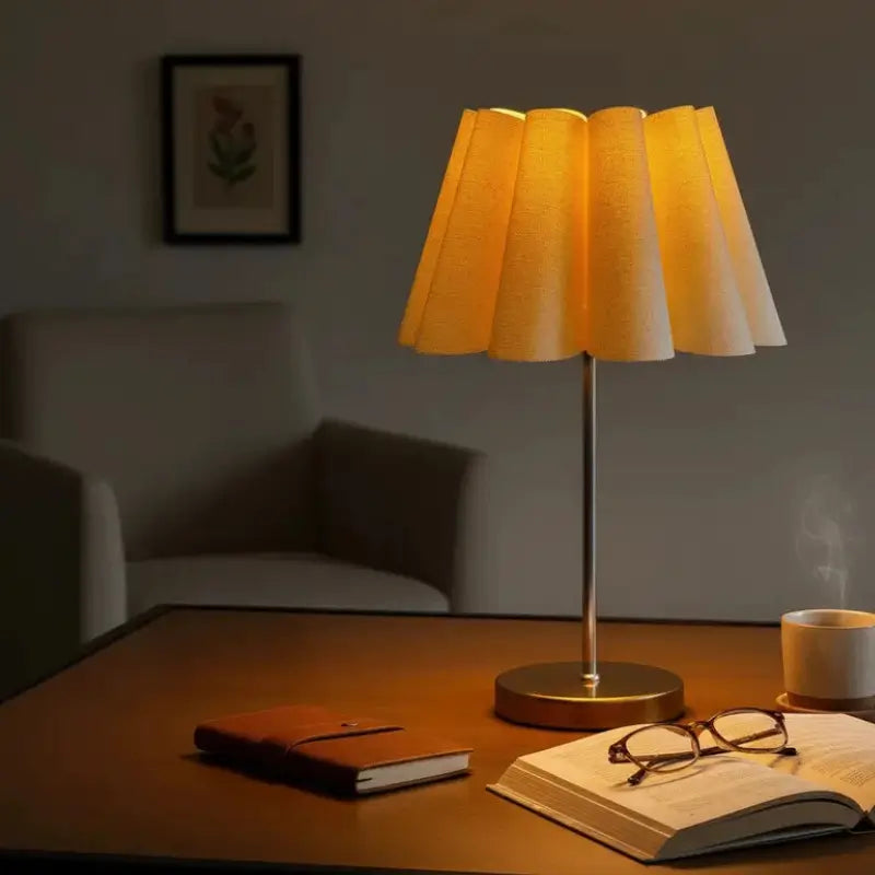 Luminaria_de_Mesa_com_Cupula_Petala_Tecido_e_Interruptor_-_Casas_Gael